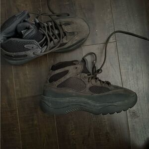 Addias desert boots oil in great condition